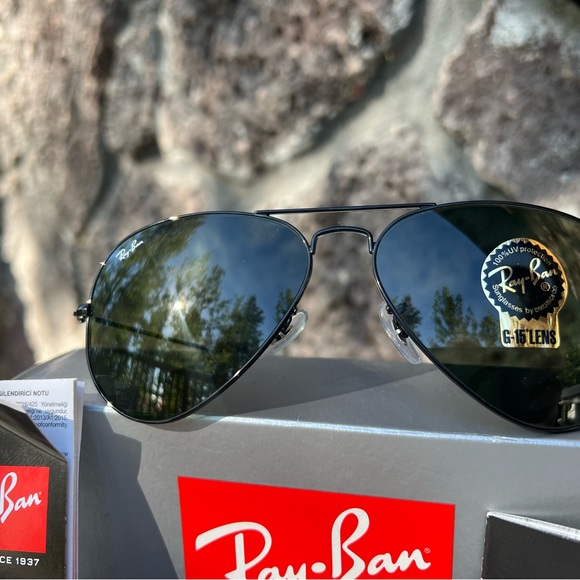 Brand new in box classic Ray-Ban aviators/pilot glasses with a black metal frame - Picture 2 of 3